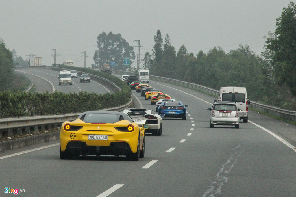 Siêu xe nối đuôi nhau trên cao tốc Hà Nội - Lào Cai